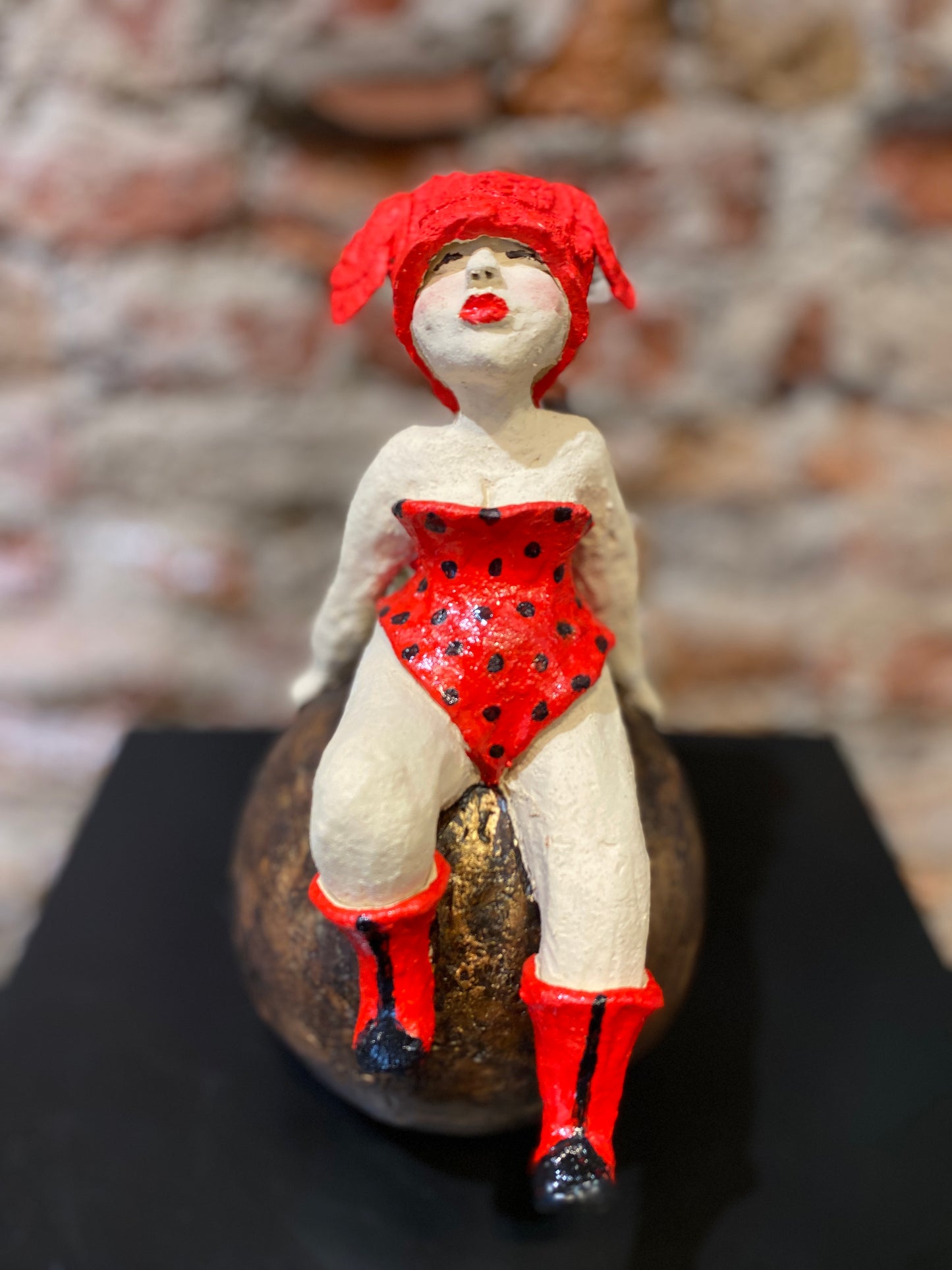 Lady on Bronze Ball - Keramiek Kunst Sculptuur