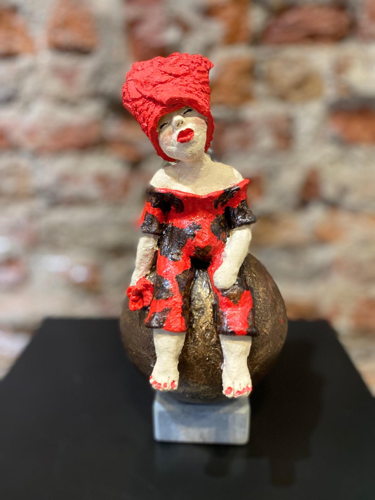Lady on Bronze Ball - Keramiek Kunst Sculptuur - klein