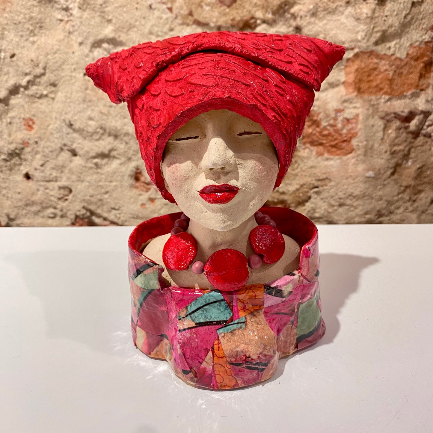Lady in Red - Keramiek Kunst Sculptuur