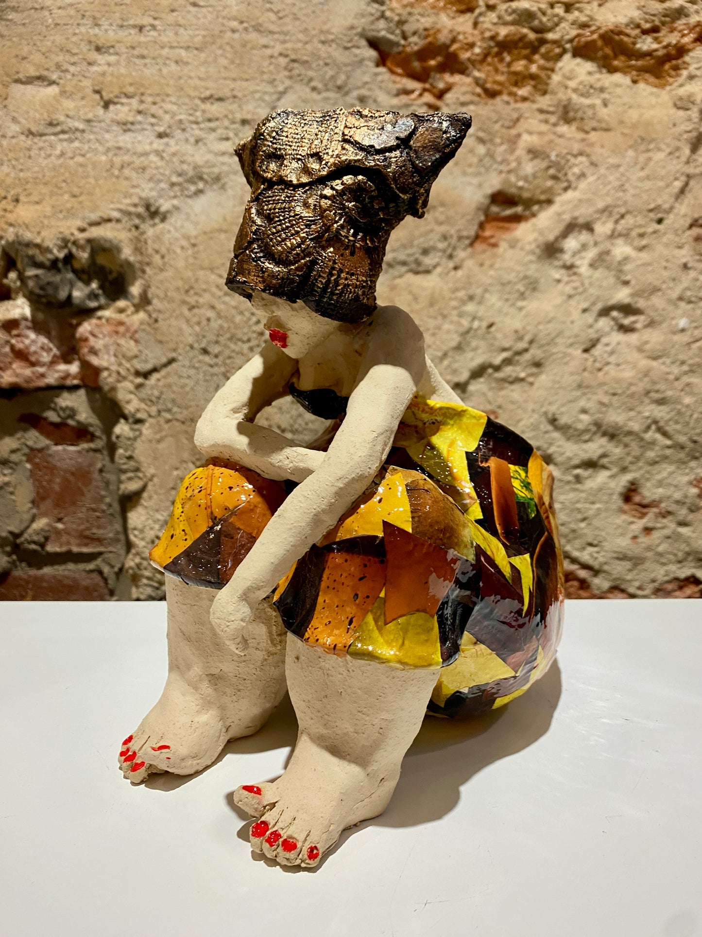 Lady in Yellow & Bronze - Keramiek Kunst Sculptuur - Medium