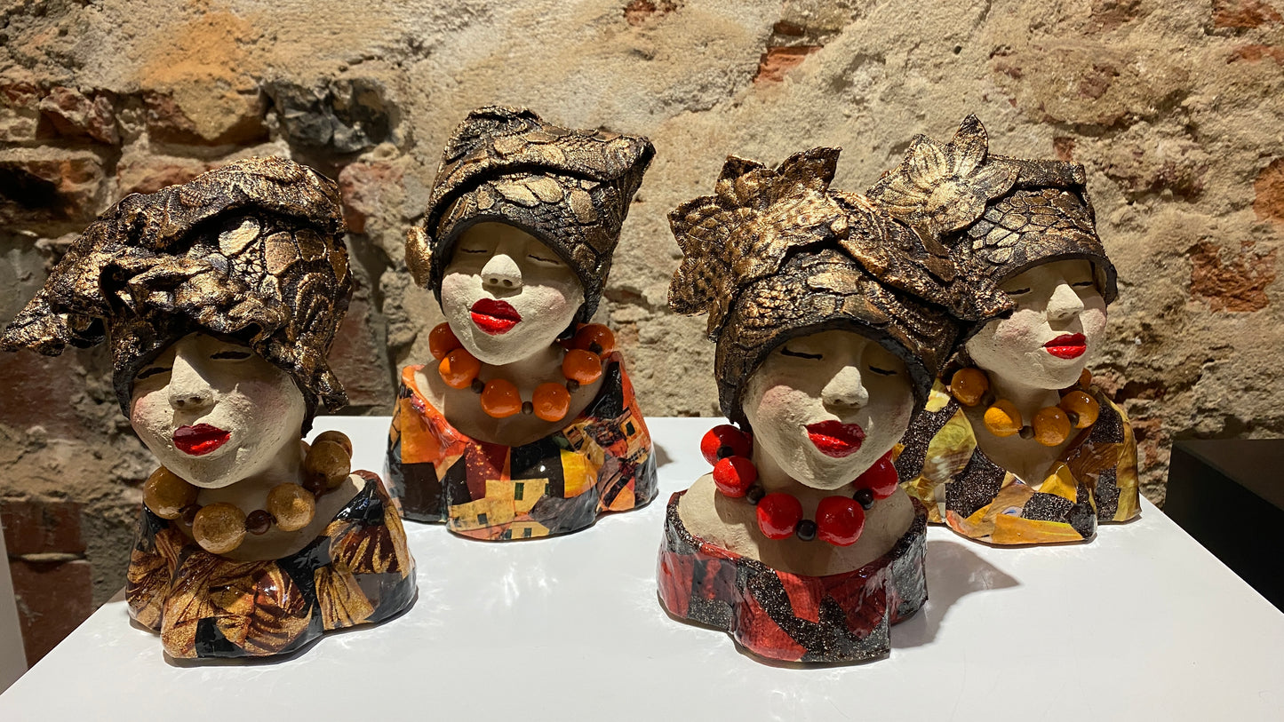 Lady in Bronze & Red - Keramiek Kunst Sculptuur - Klein