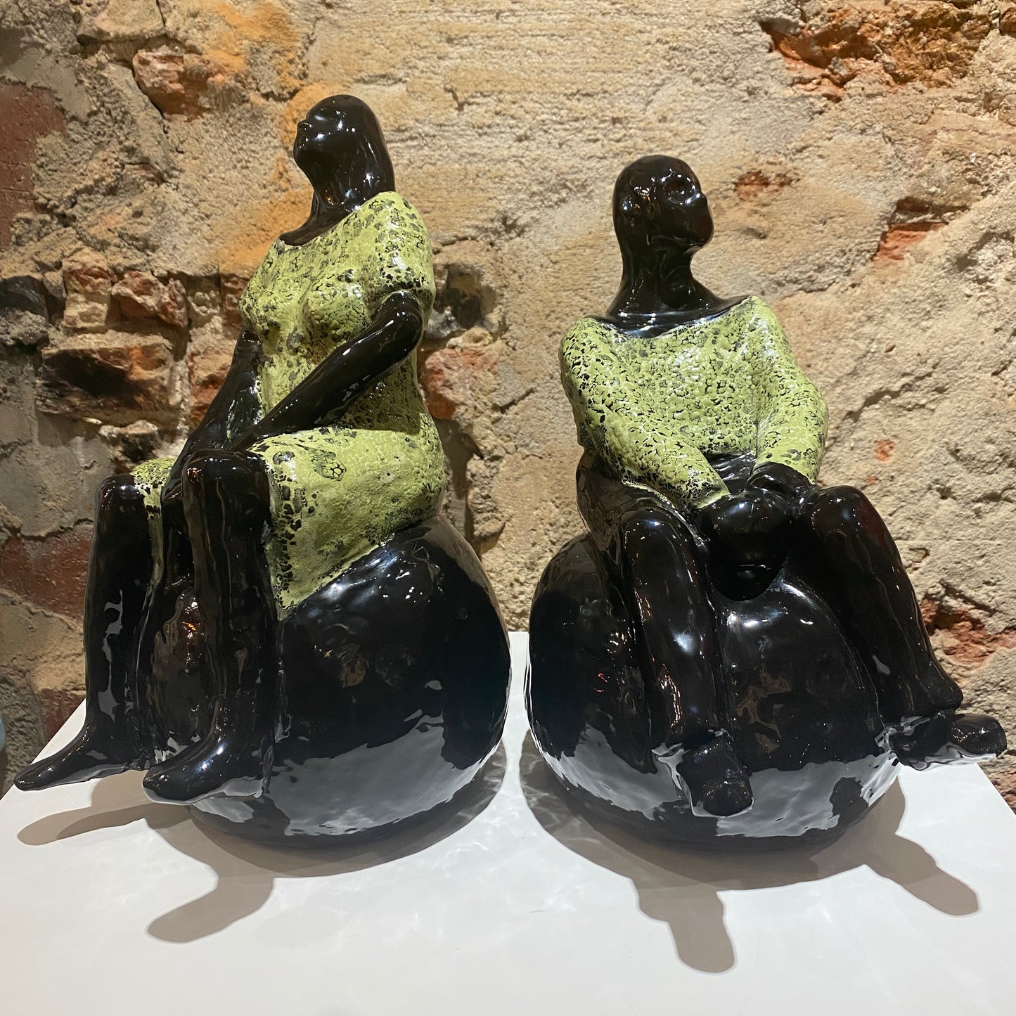 Lopke – Schwarz mit Glasur und Kaltglasur – Schwarz-Weiß marmoriert – Medium / Mittel