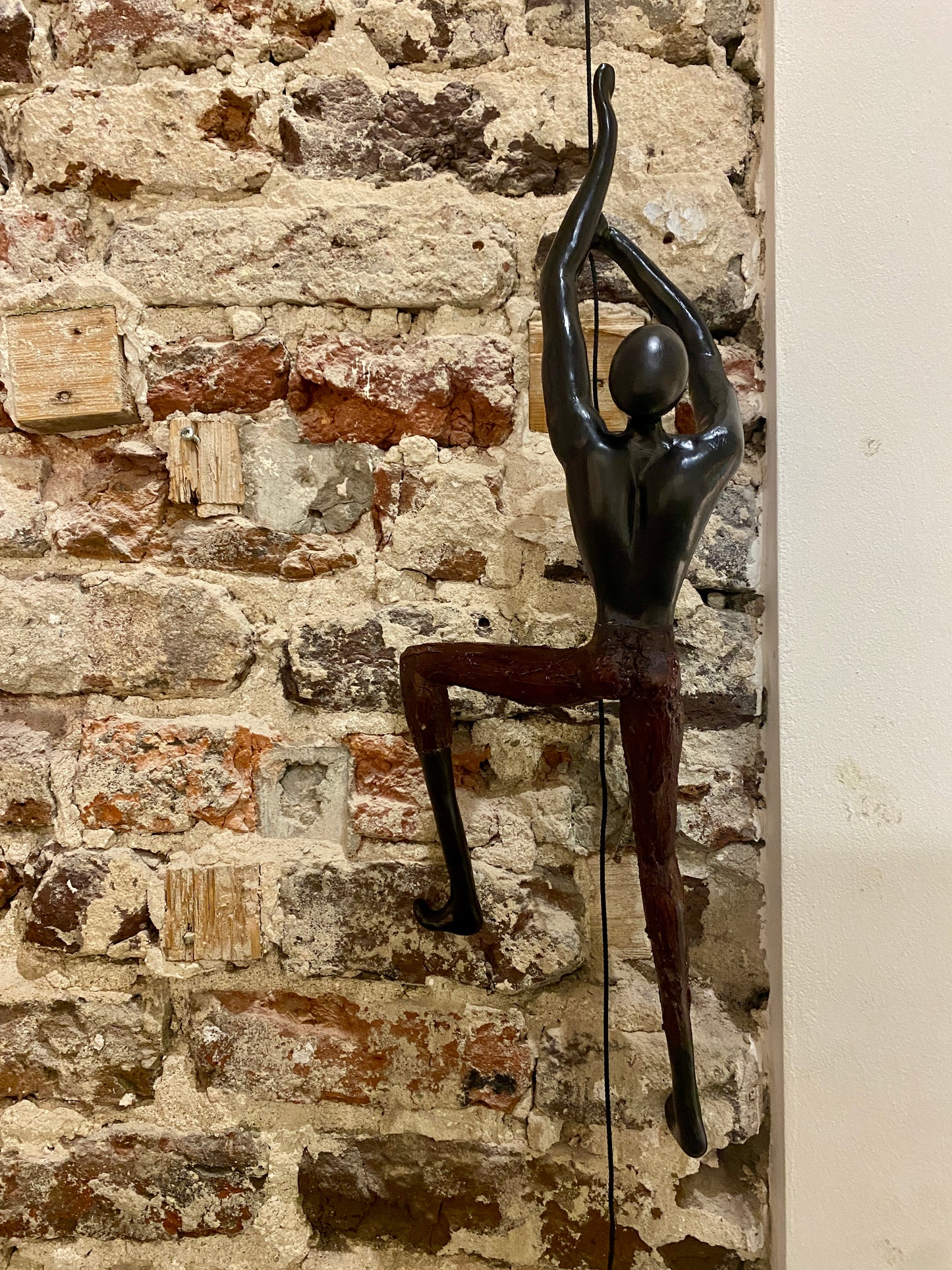 Geveltoerist met mahonie gekleurde broek