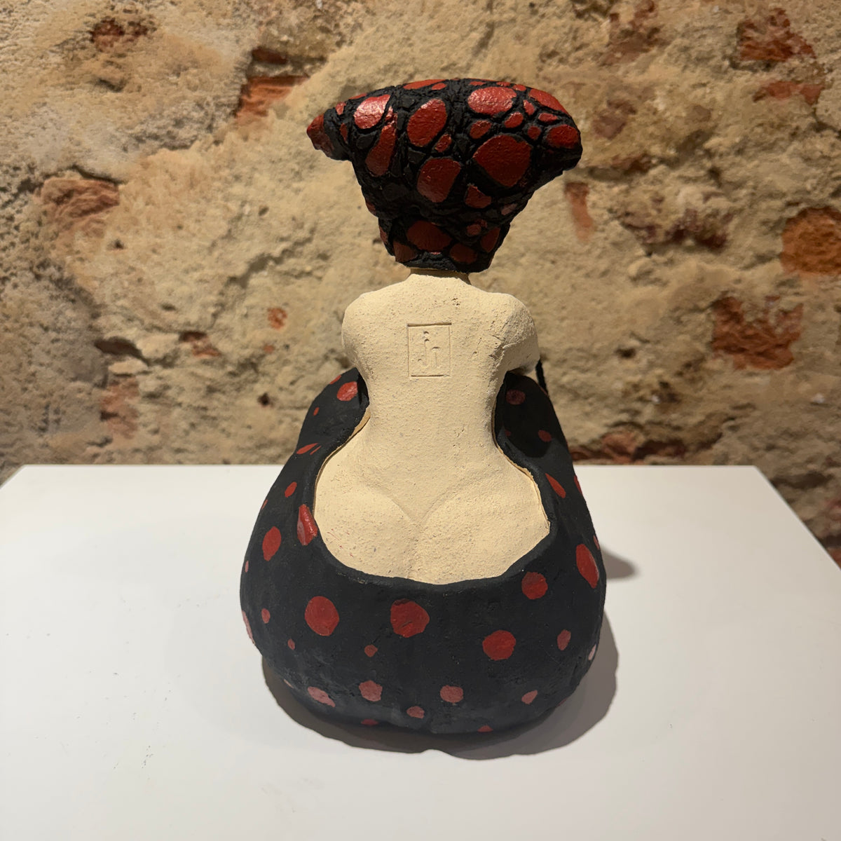 Lady in Black & Red - Keramiek Kunst Sculptuur - Medium