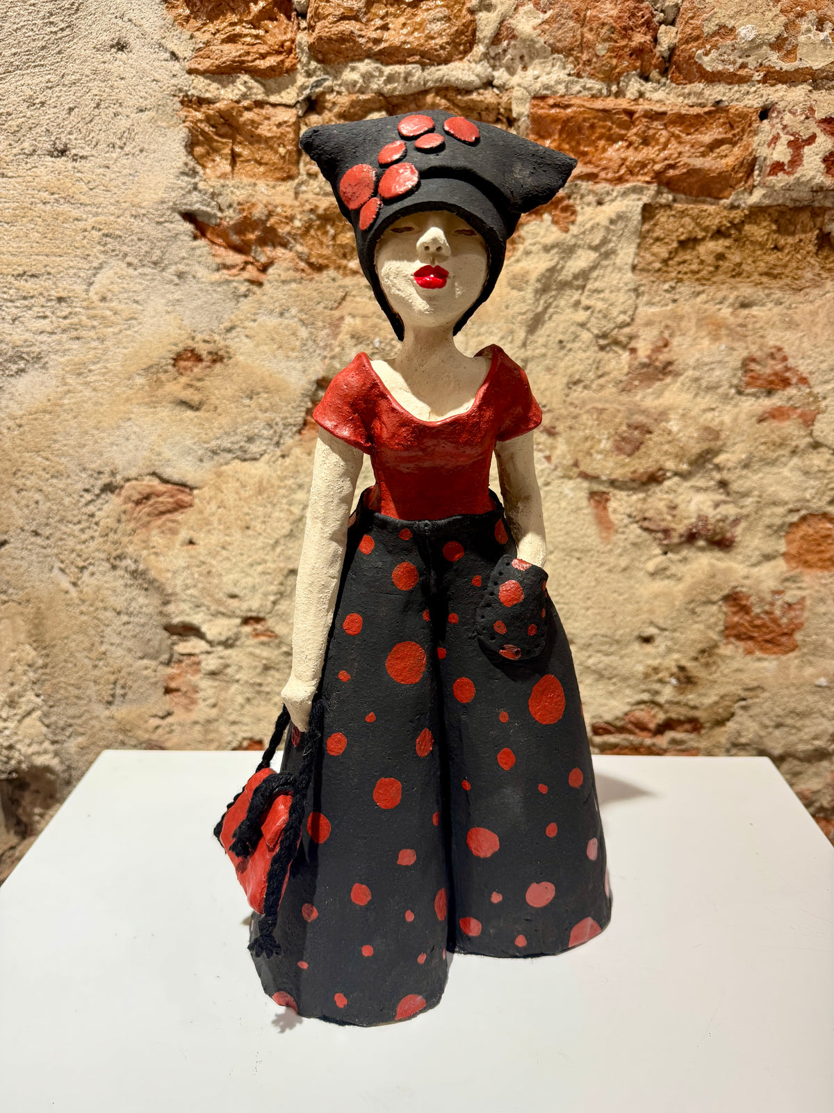 Lady in Black & Red - Keramiek Kunst Sculptuur -