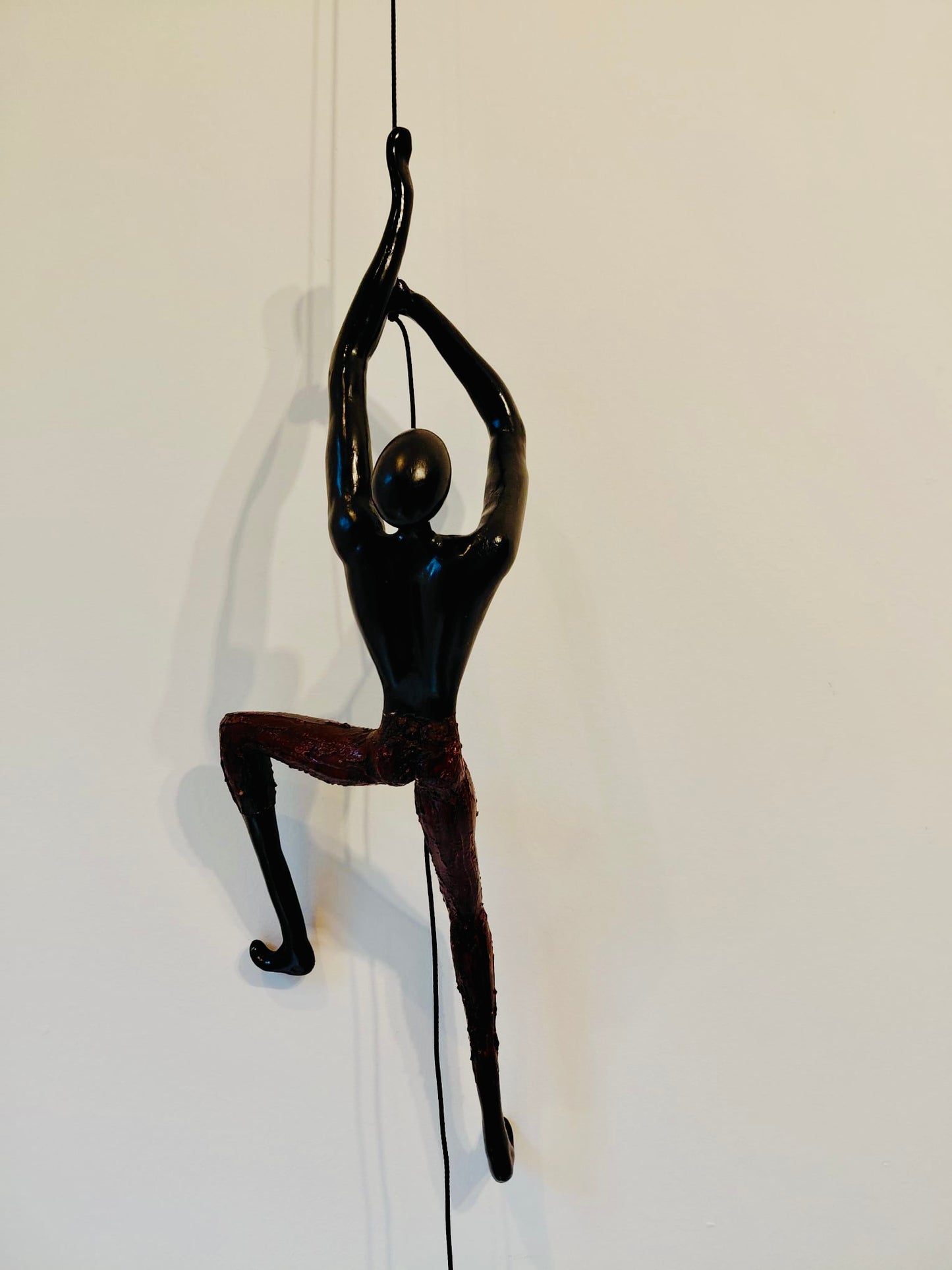 Geveltoerist met mahonie gekleurde broek