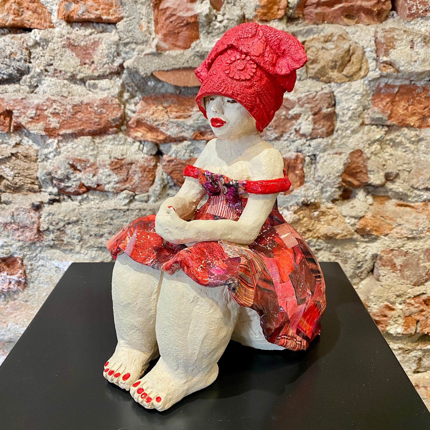 Sitting Lady in Red - Keramiek Kunst Sculptuur - Middelgroot