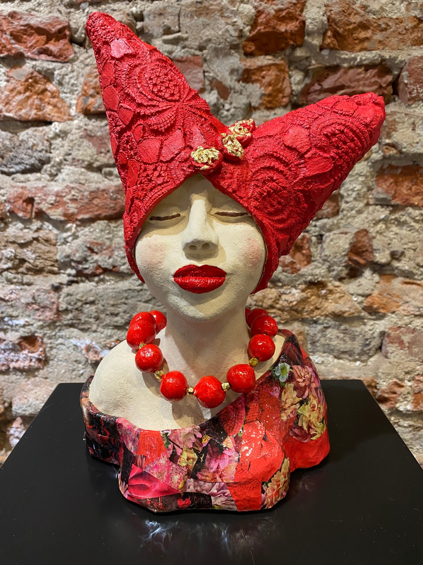 Lady in Red - Keramiek Kunst Sculptuur - middelgroot