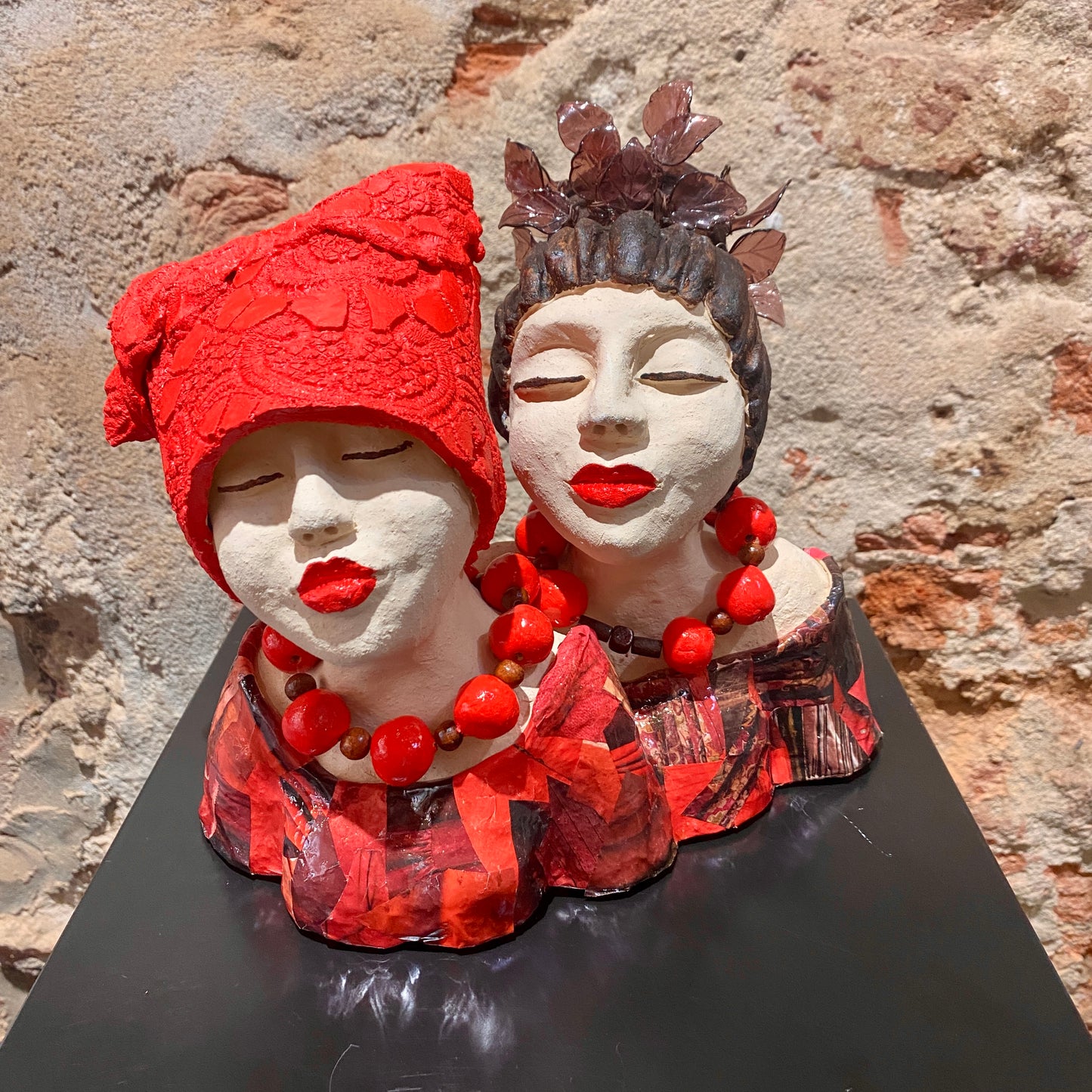 Ladies in Red  & Bronze - Keramiek Kunst Sculptuur