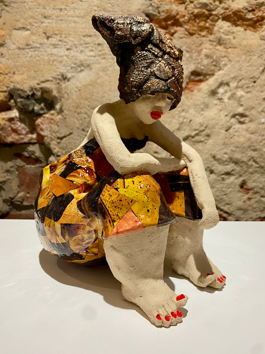 Lady in Yellow & Bronze - Keramiek Kunst Sculptuur - Medium