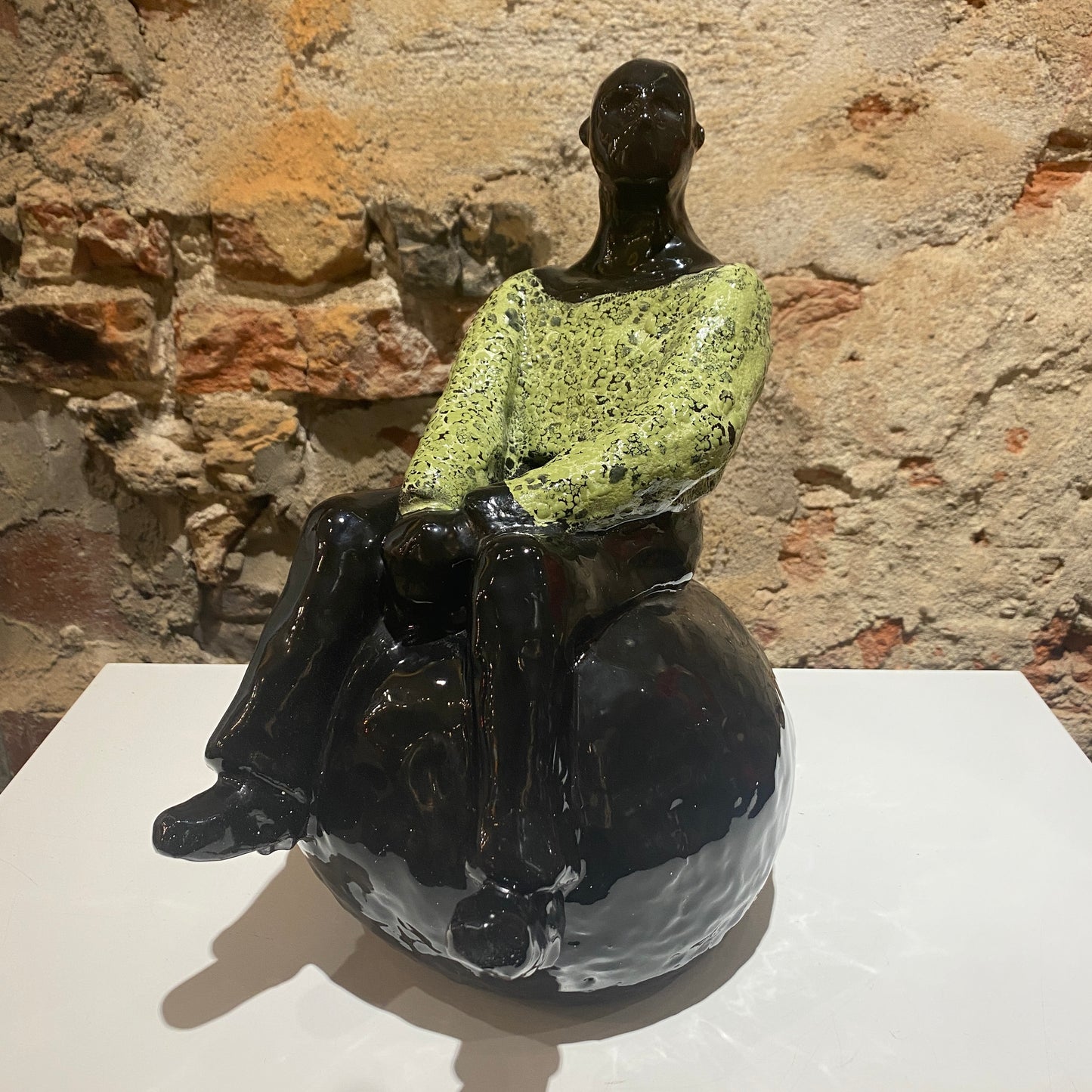 Lopke – Schwarz mit Glasur und Kaltglasur – Schwarz-Weiß marmoriert – Medium / Mittel