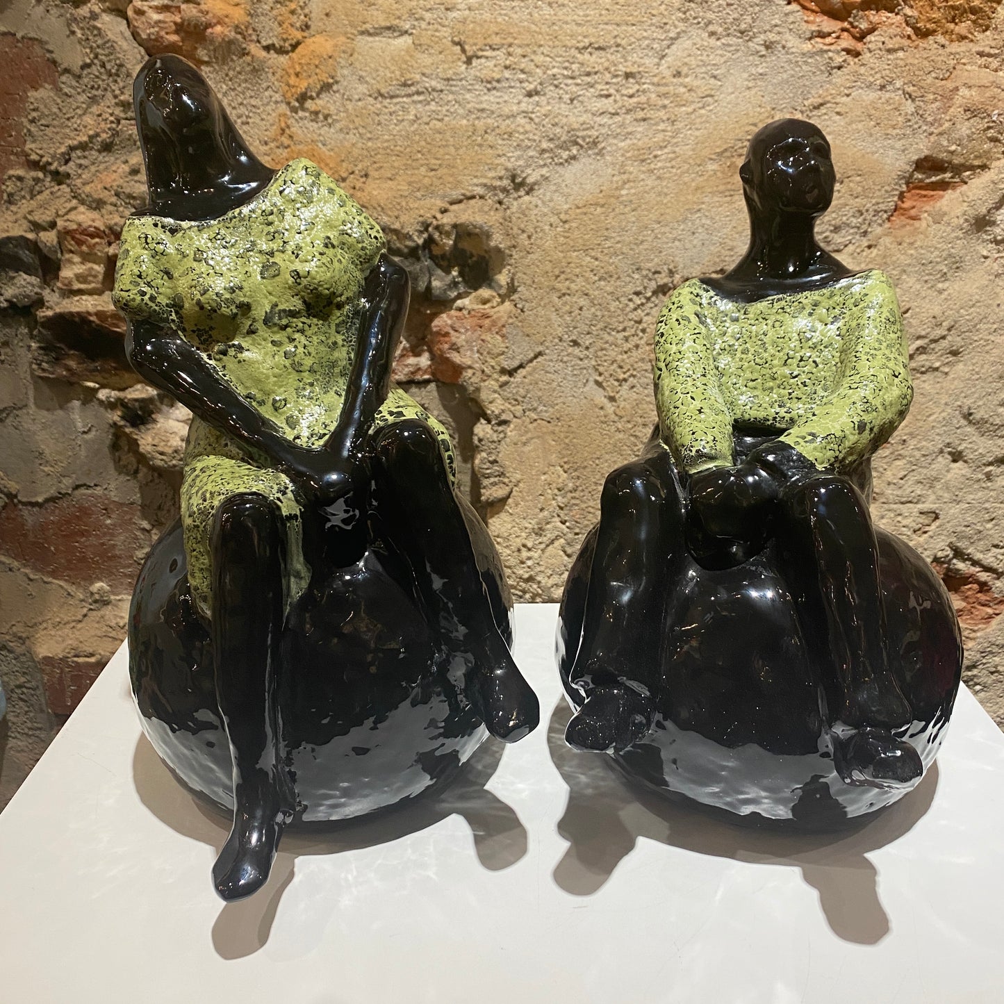 Lopke – Schwarz mit Glasur und Kaltglasur – Schwarz-Weiß marmoriert – Medium / Mittel