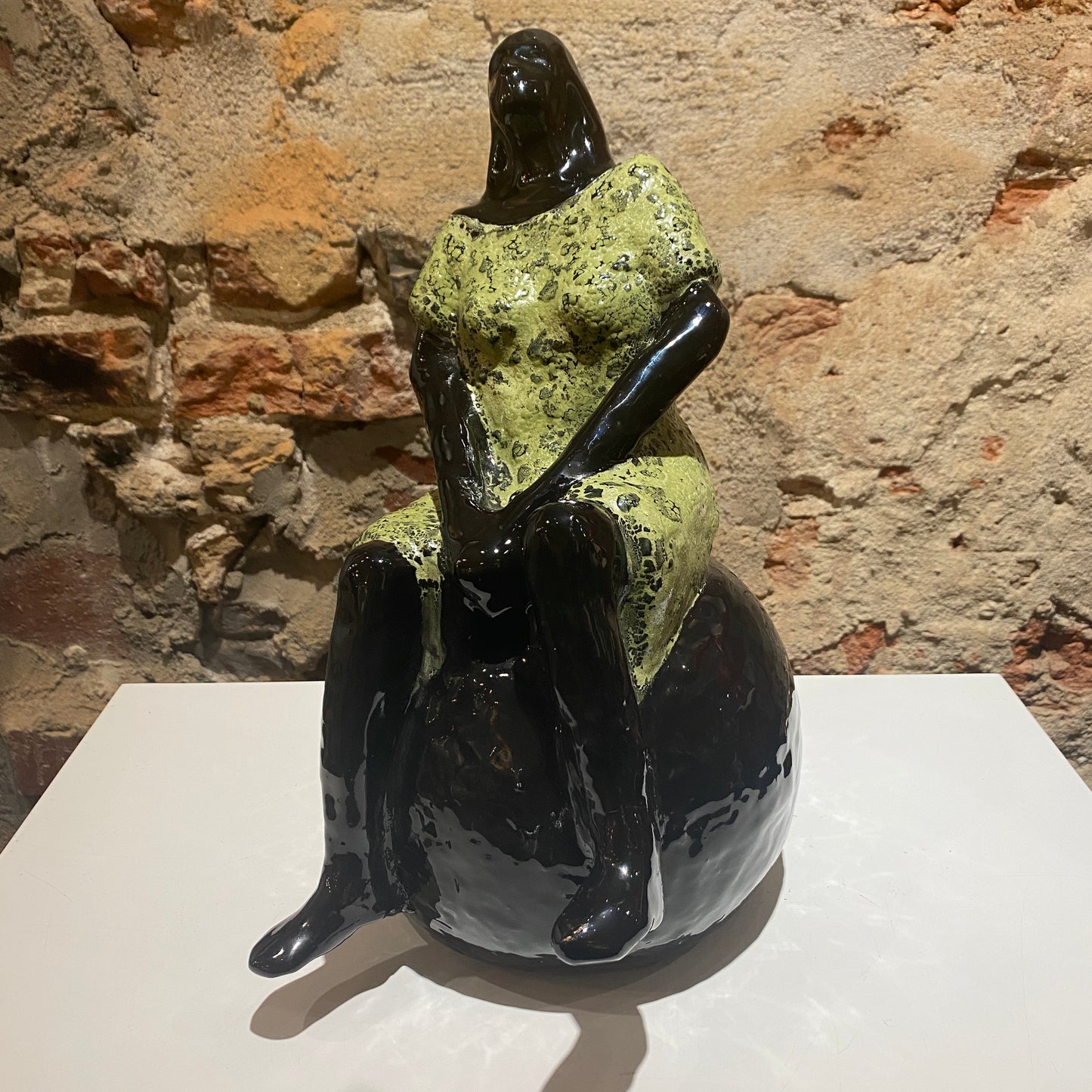 Lopke – Schwarz mit Glasur und Kaltglasur – Schwarz-Weiß marmoriert – Medium / Mittel