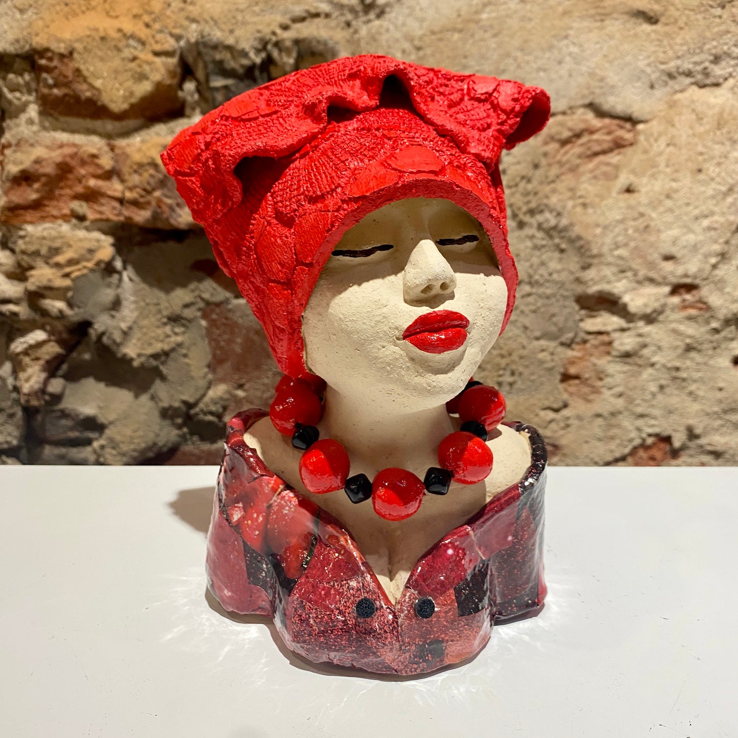 Lady in Red - Keramiek Kunst Sculptuur