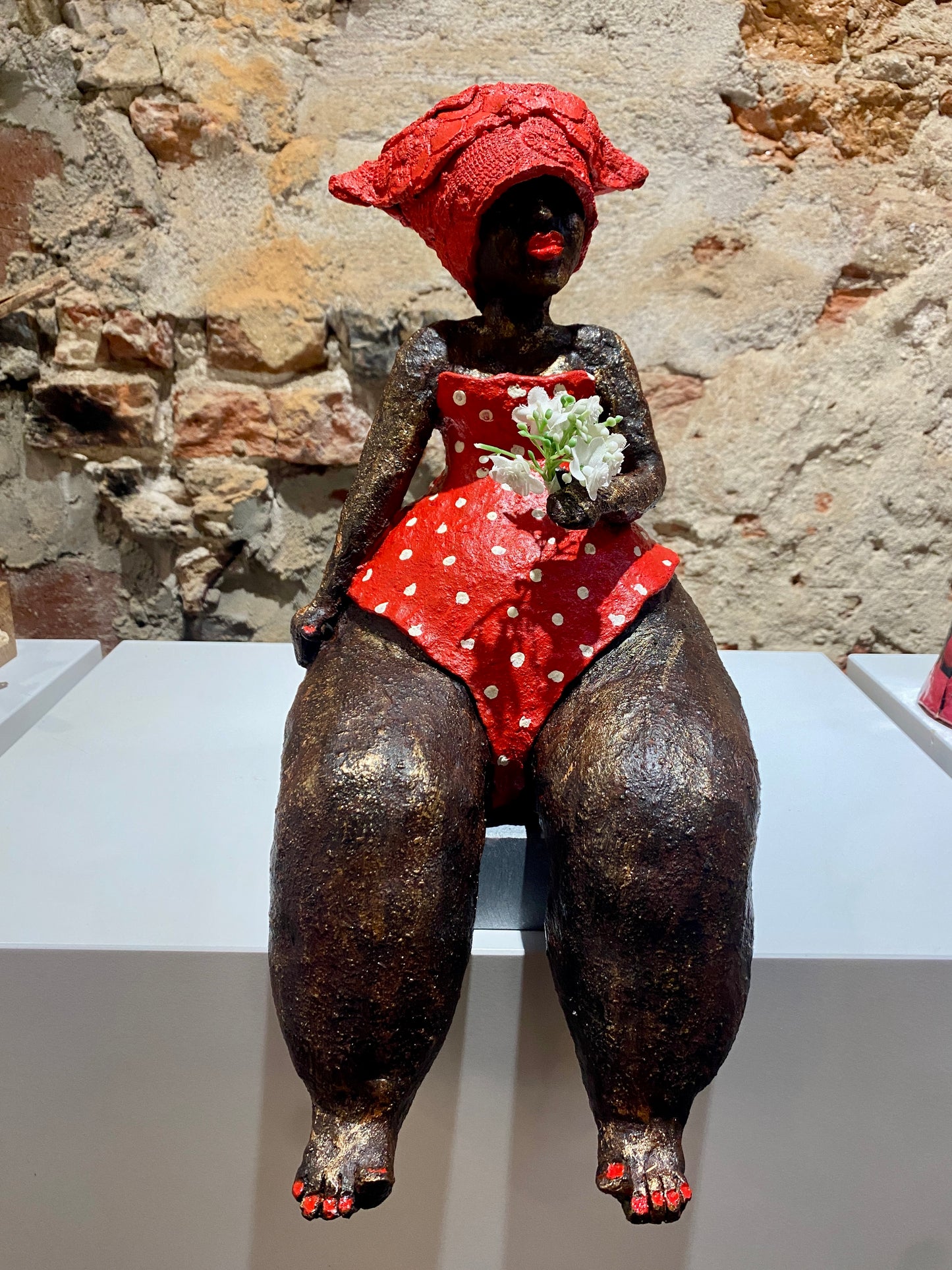 Summer Lady in Red 2- Keramiek Kunst Sculptuur - groot
