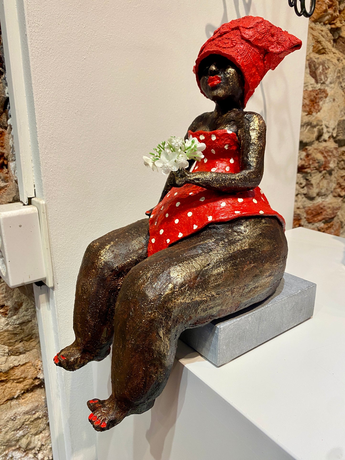 Summer Lady in Red 2- Keramiek Kunst Sculptuur - groot