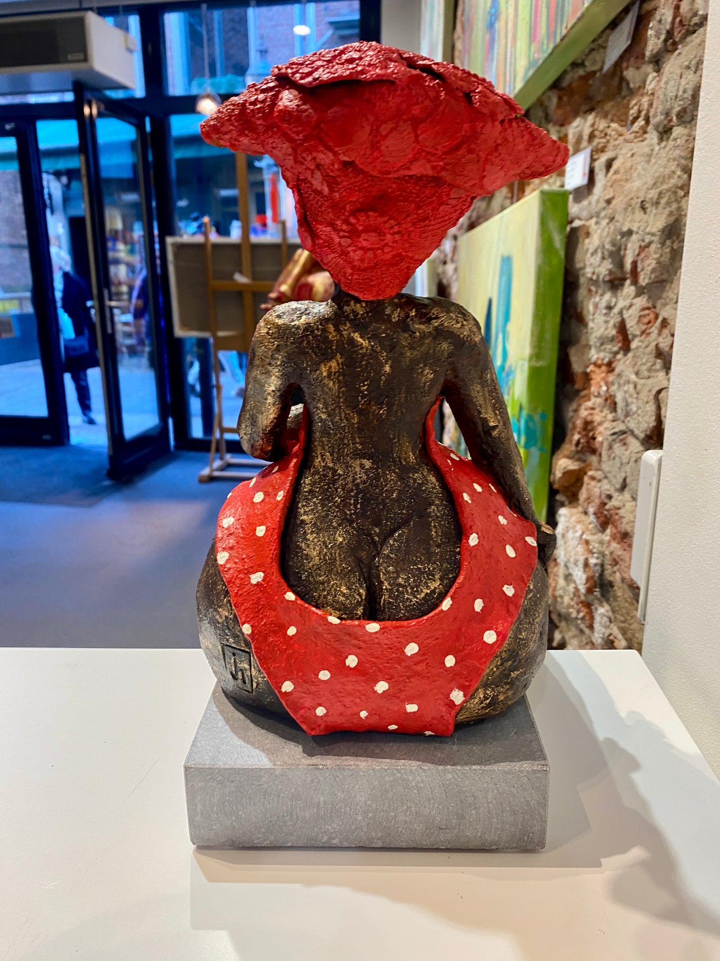 Summer Lady in Red 2- Keramiek Kunst Sculptuur - groot