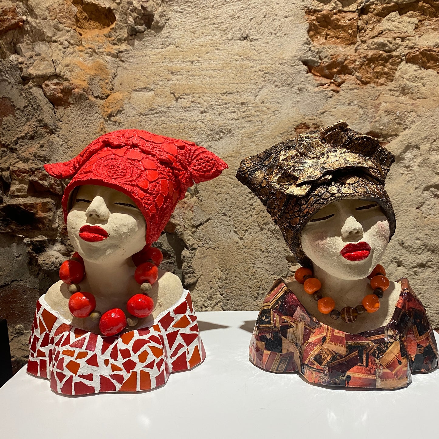 Lady in Red - Keramiek Kunst Sculptuur - Medium