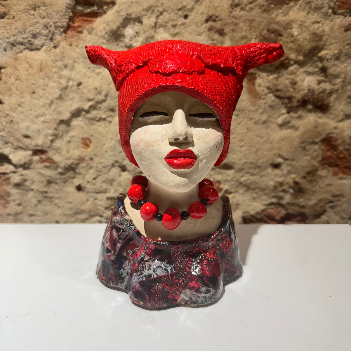 Lady in Red  - Keramiek Kunst Sculptuur