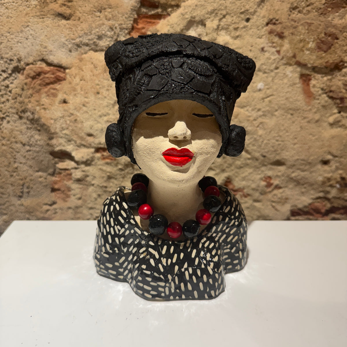 Lady in Black  - Keramiek Kunst Sculptuur