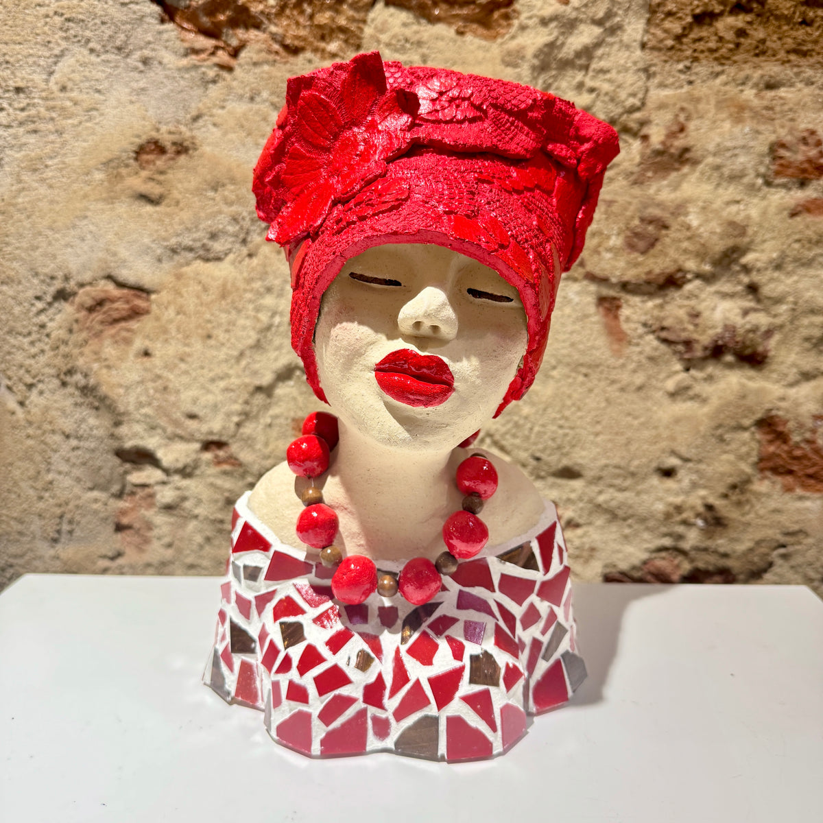 Lady in Red  - Keramiek Kunst Sculptuur - medium