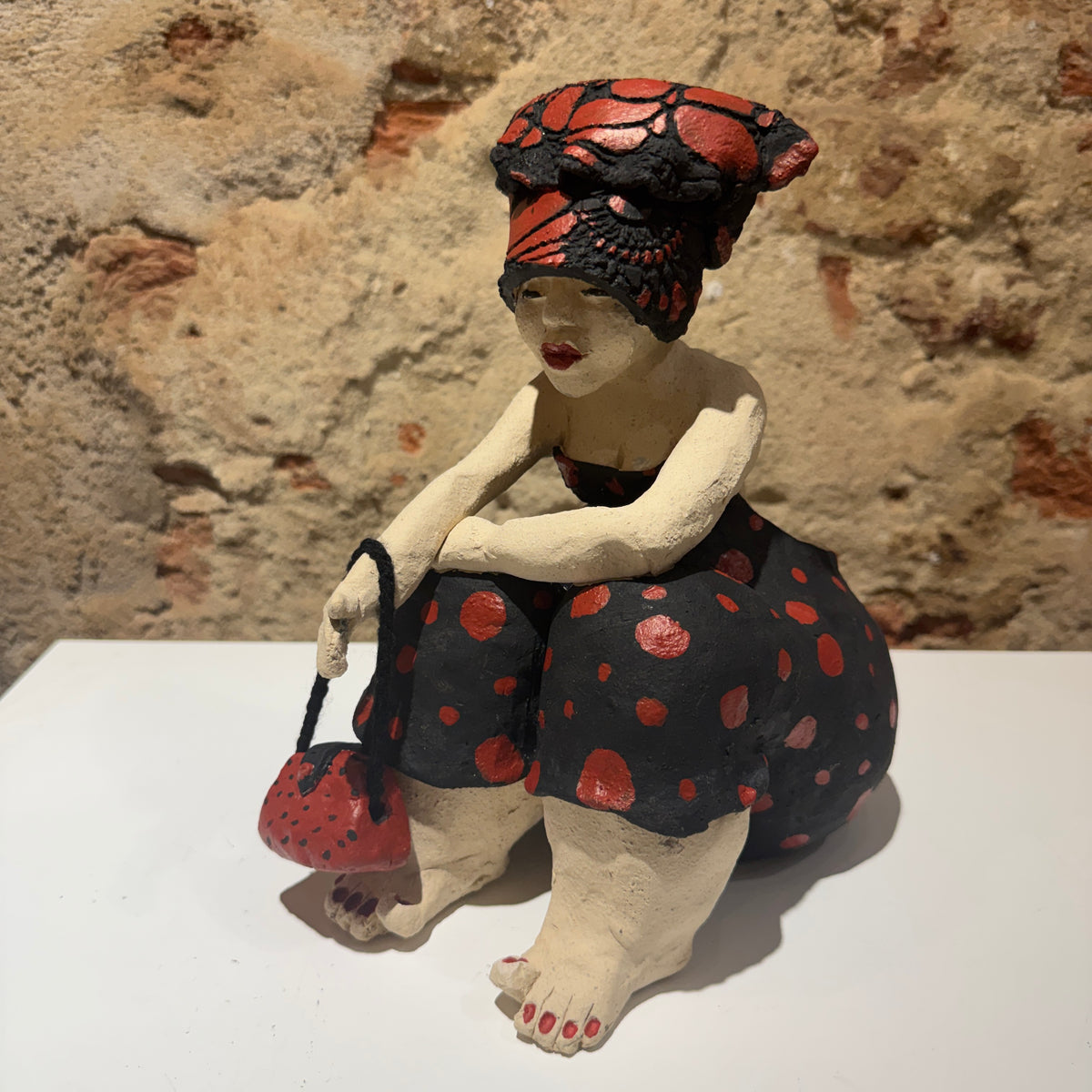 Lady in Black & Red - Keramiek Kunst Sculptuur - Medium