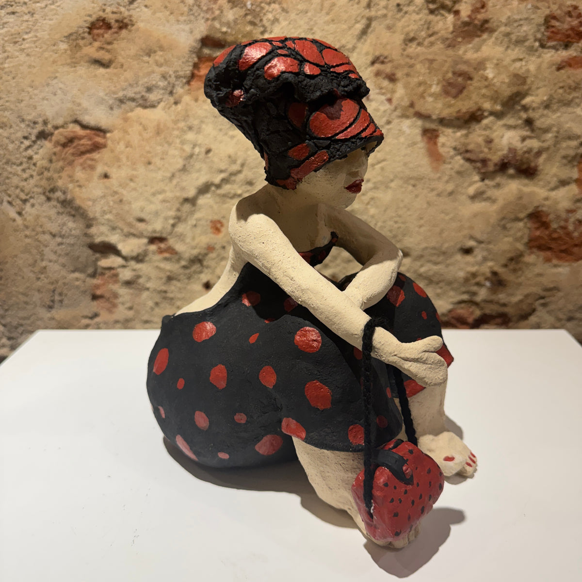Lady in Black & Red - Keramiek Kunst Sculptuur - Medium
