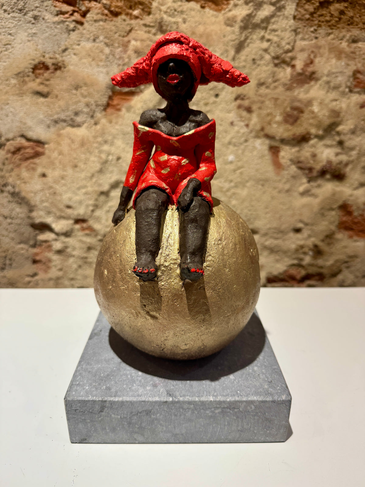 Lady on Golden Ball   - Keramiek Kunst Sculptuur