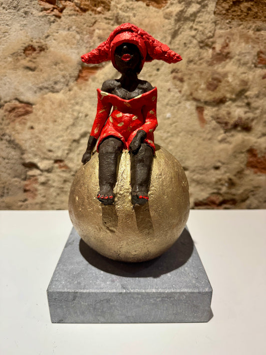 Lady on Golden Ball   - Keramiek Kunst Sculptuur