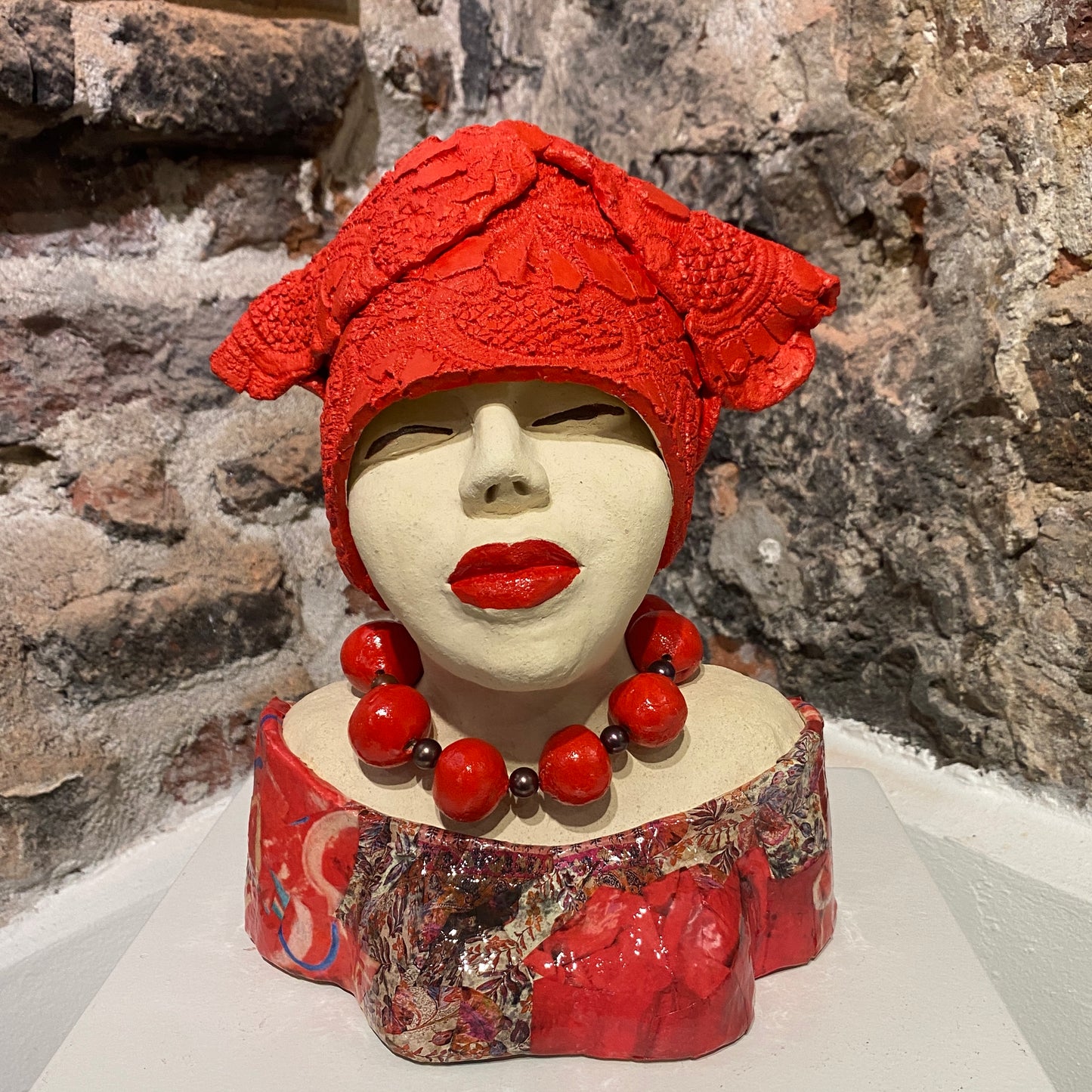 Lady in Red - Keramiek Kunst Sculptuur - middelgroot