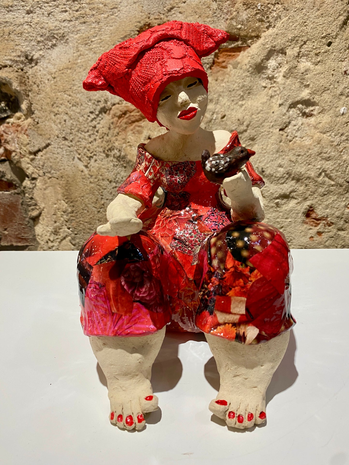 Lady in Red with bird - Keramiek Kunst Sculptuur - Middelgroot