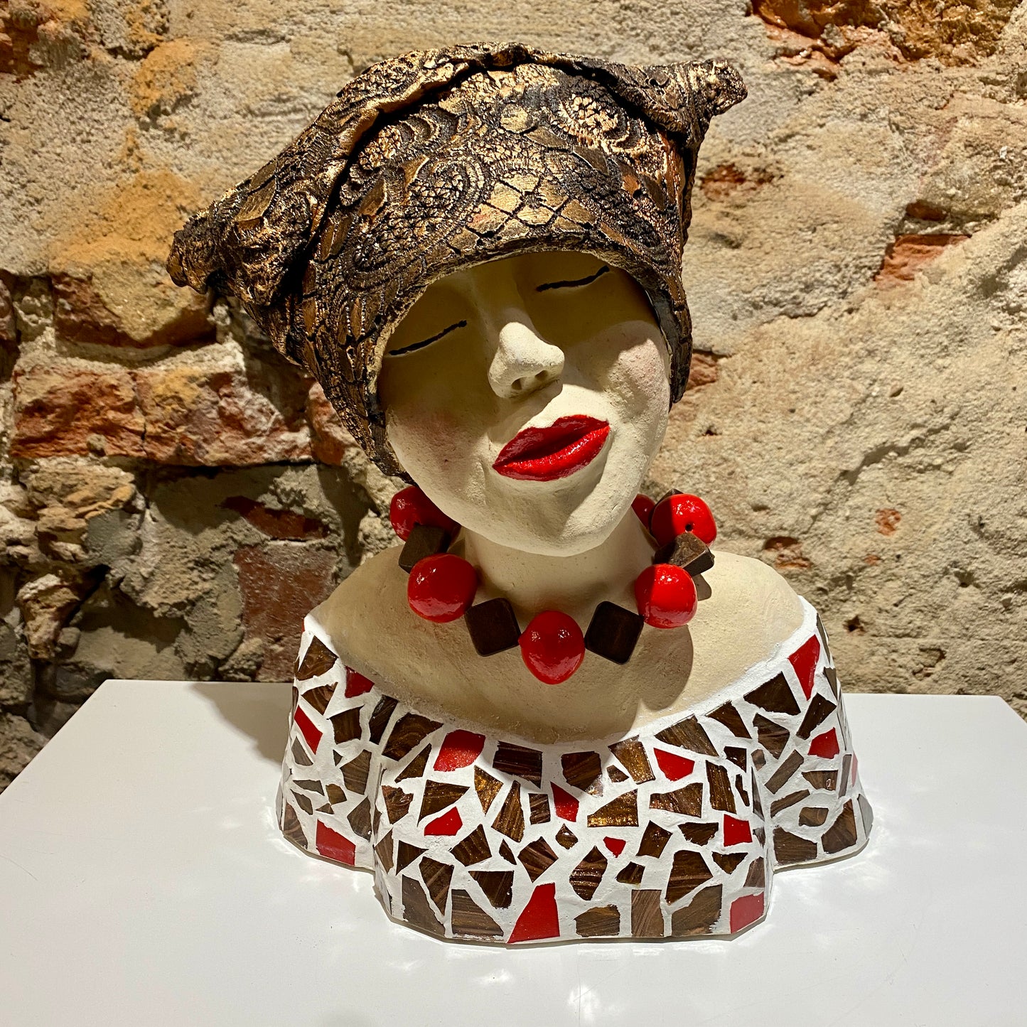 Lady in Red & Bronze  - Keramiek Kunst Sculptuur - Groot