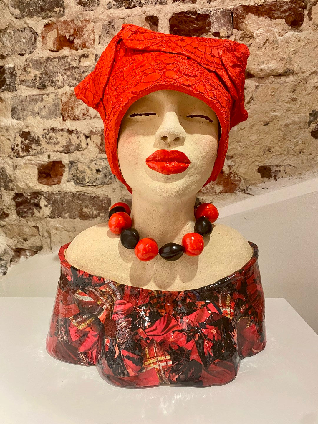 Lady in Red - Keramiek Kunst Sculptuur - Extra Groot