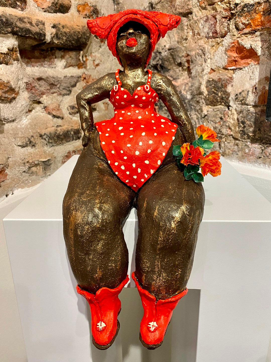 Summer Lady in Red - Keramiek Kunst Sculptuur - Middelgroot