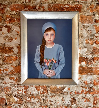 Loes Geominy - Mädchen in Blau (42 x 52 cm) - Verkauft